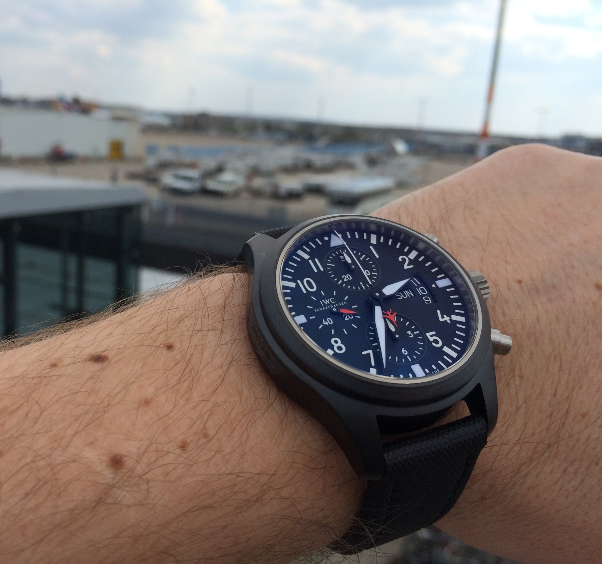 Sehen Sie eine IWC 3789 Top Gun Wiederaufbau